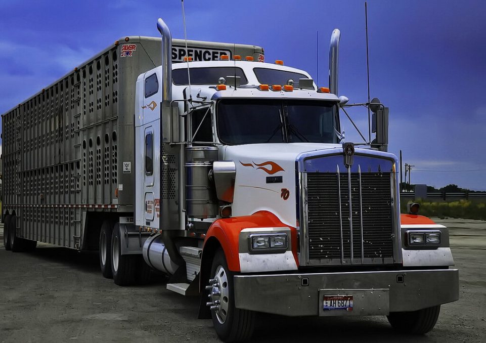 14 Tips for Driving Safely Around 18 Wheelers — Defensive Driving Tips